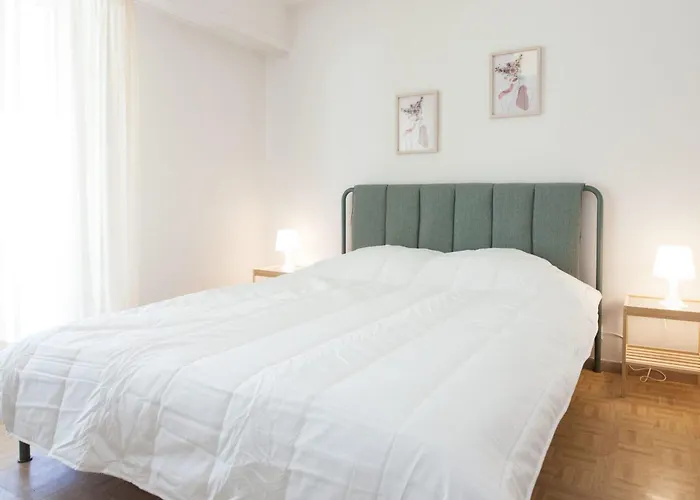 Modern 1 Bd Balcony Apt Near Metro In Kato Patisia